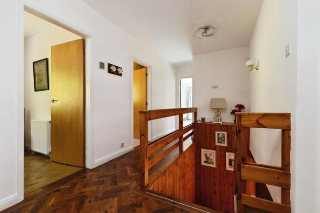 5 bed Detached for sale Image 11