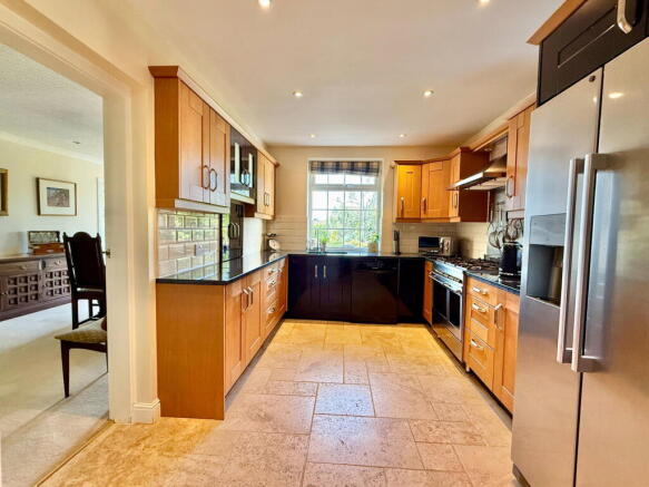 5 bed Detached for sale Image 8