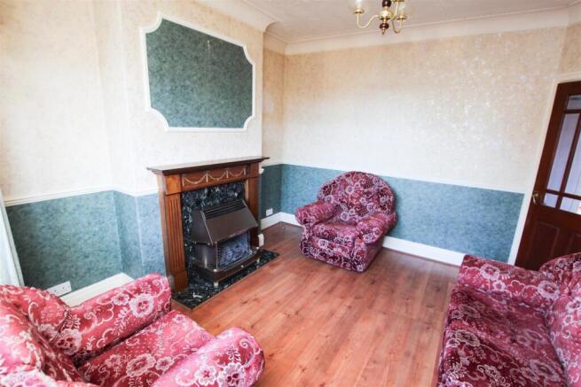 FRONT FACING RECEPTION ROOM