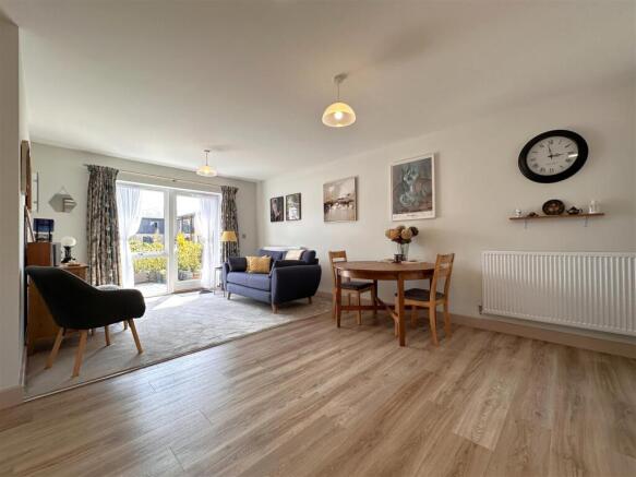 Open-Plan Living/Dining Space 805