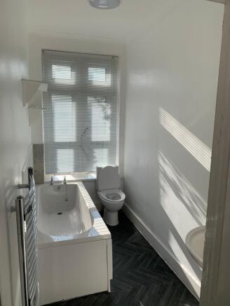 Bright and modern bathroom featuring a stylish ...