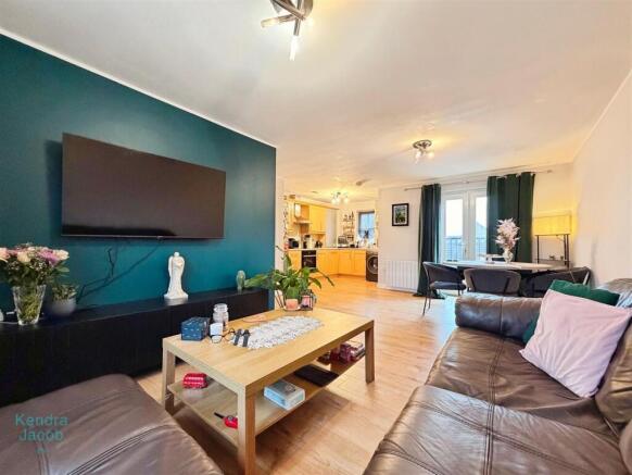 2 bed Apartment for sale Image 5