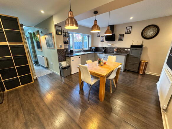 5 bed Semi-Detached for sale Image 10