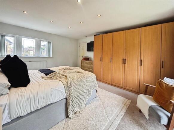 4 bed Detached for sale Image 11