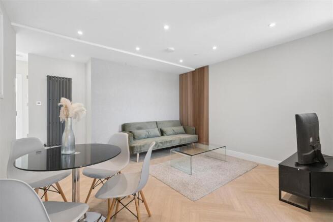 Flat 3 20 Hoyle Road SW17 reception 1.jpg
