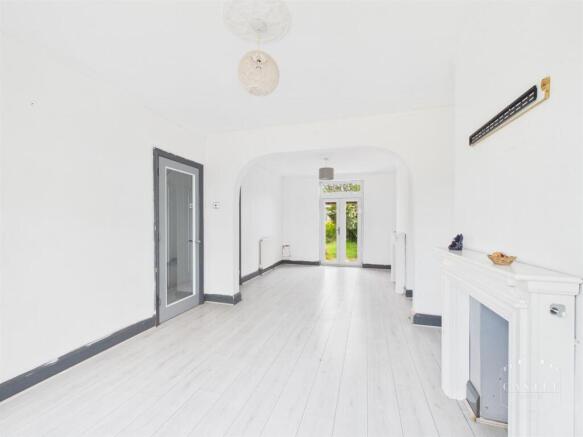 LOUNGE/DINING ROOM