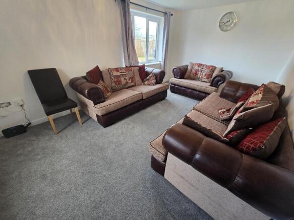 4 bed House to rent Image 2
