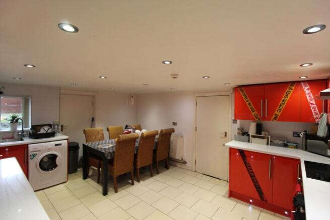 9 bed Semi-Detached to rent Image 9