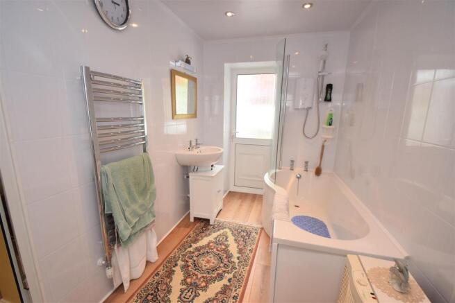 EN-SUITE BATHROOM