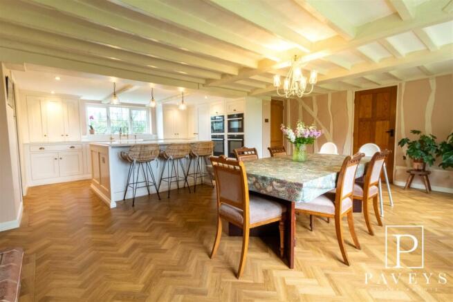 KITCHEN/DINING FAMILY ROOM
