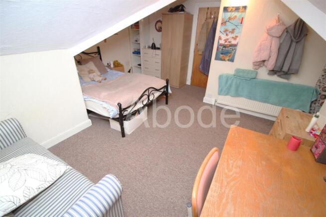 5 bed House to rent Image 5