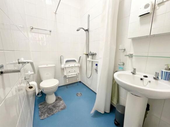 2 bed Flat for sale Image 6