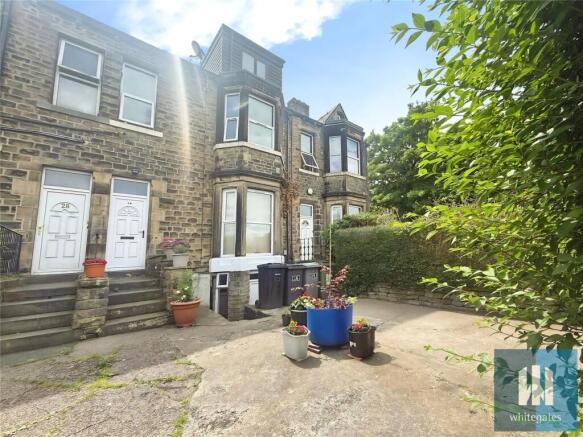 Studio to rent in huddersfield