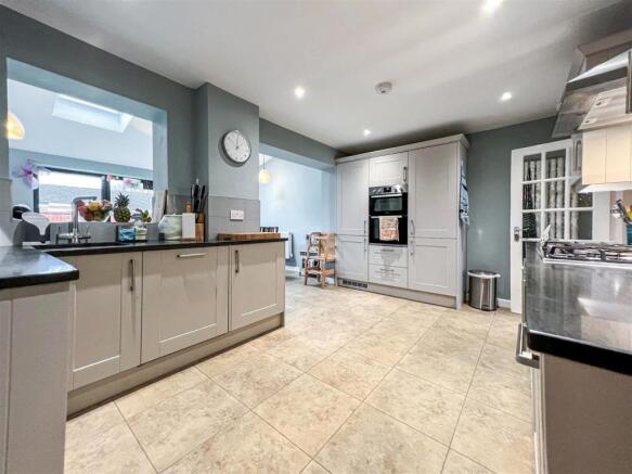 kitchen 2.jpg