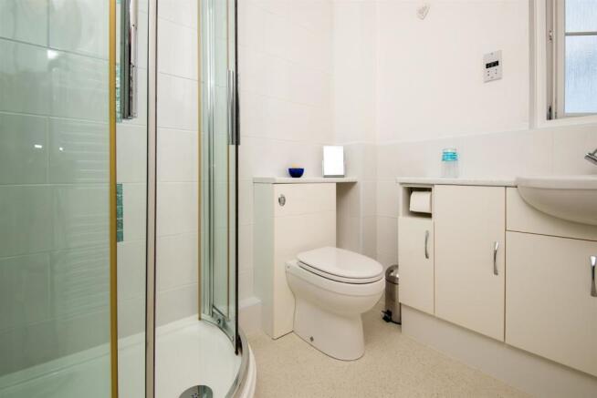 FAMILY SHOWER ROOM