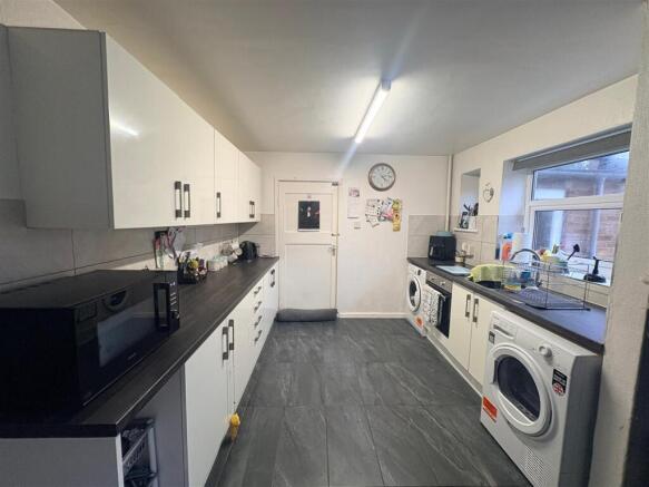 KITCHEN / DINING ROOM
