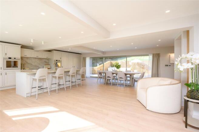 5 bed Detached for sale Image 4
