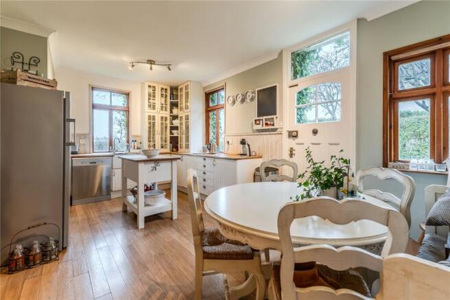 6 bed Detached for sale Image 4