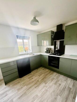 3 bed Terraced to rent Image 8