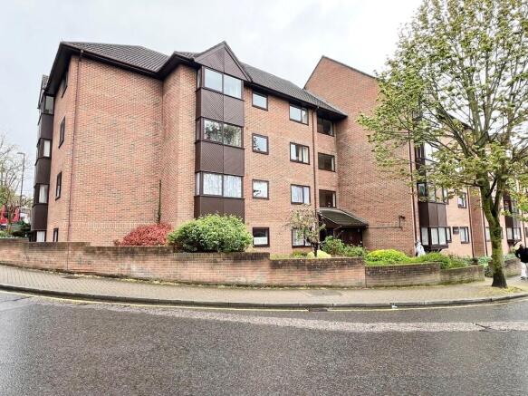 1-bed flat on Whytecliffe Road South, Purley, £90,000
