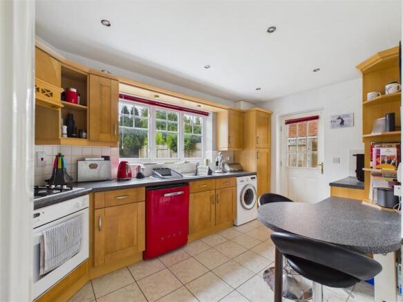 4 bed Detached for sale Image 6