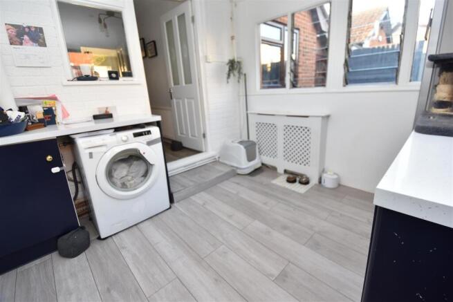 Lean too / Utility area