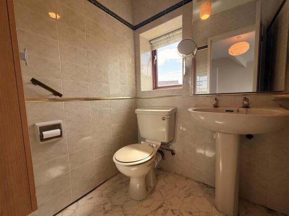4 bed Semi-Detached to rent Image 12