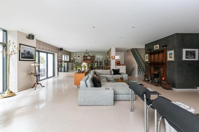 5 bed Detached for sale Image 7