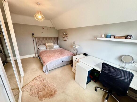 5 bed Detached for sale Image 10