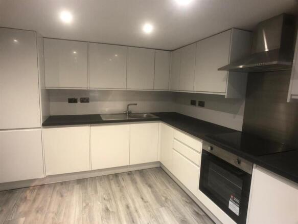 6 bed House to rent Image 9