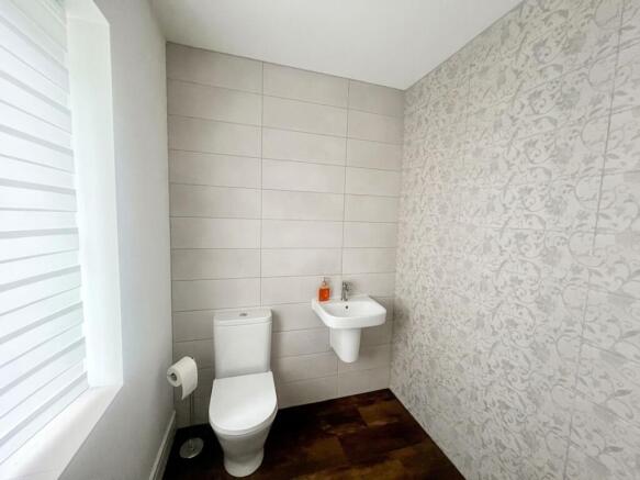 5 bed Detached for sale Image 9