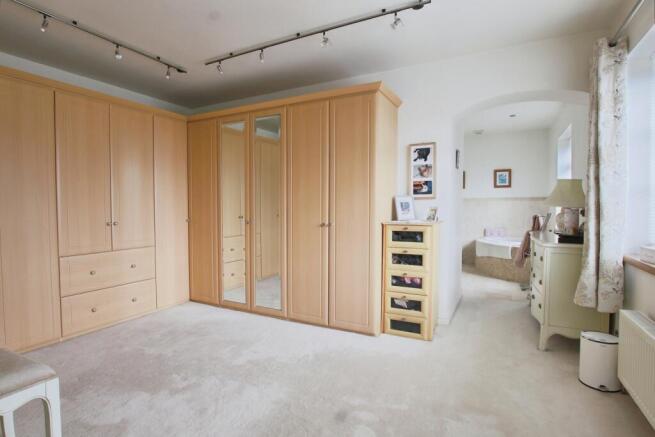 5 bed Detached for sale Image 12