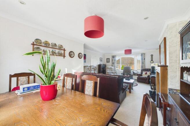 Lounge/Dining