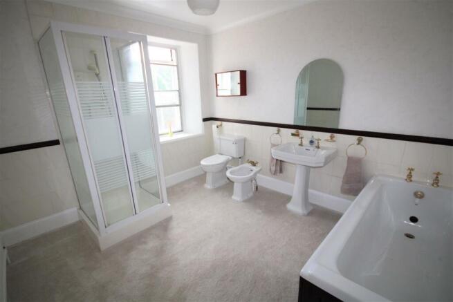 FAMILY BATHROOM