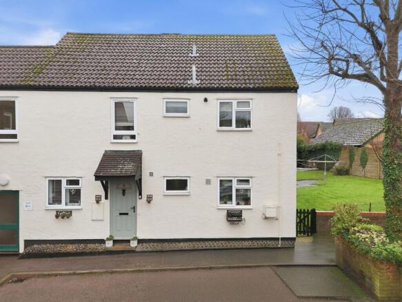 2-bed flat on Ongar Road, Abridge, RM4, £300,000