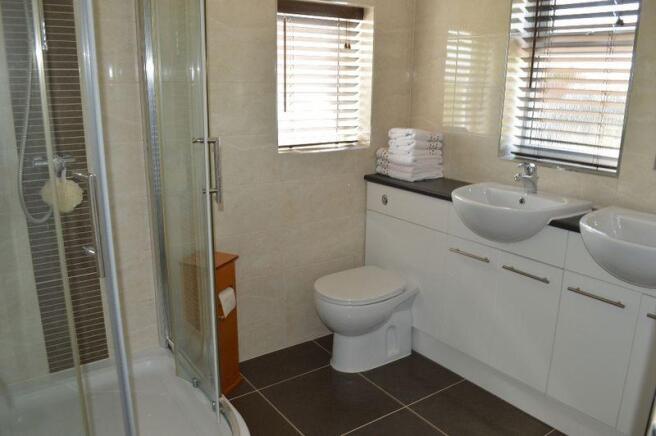 EN-SUITE SHOWE...