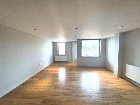 Three double bedroom & two bathroom modern flat i