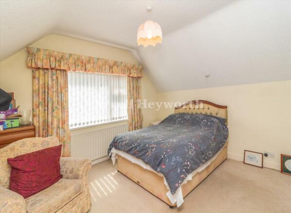 Bedroom 1 image 3