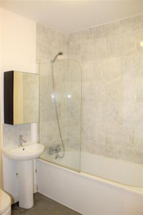 2 bed Apartment to rent Image 6