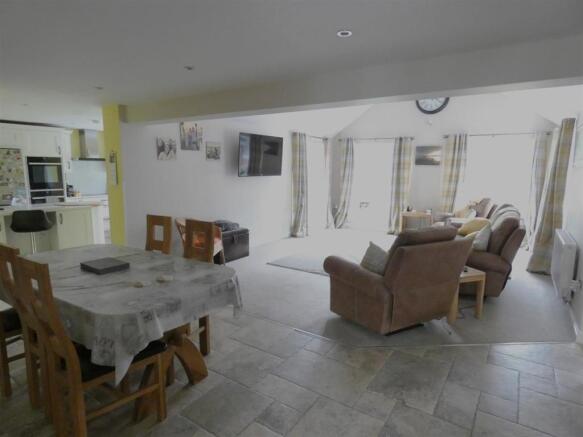 OPEN PLAN LOUNGE/DINING AREA