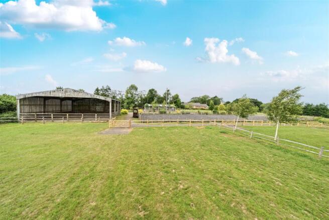 60m x 40m arena & lunging barn