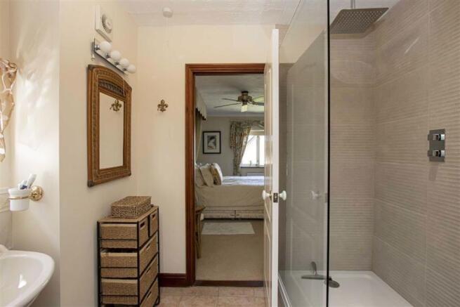 5 PC EN-SUITE SHOWER ROOM