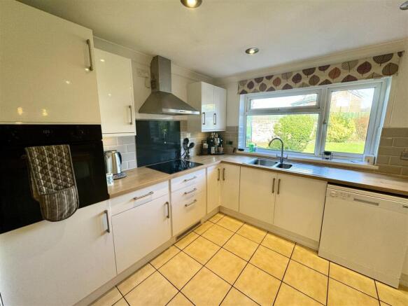 KITCHEN/BREAKFAST ROOM