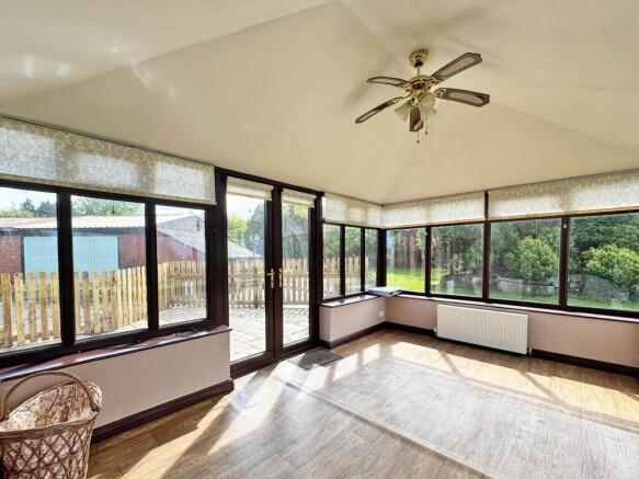 4 bed Detached Bungalow to rent Image 7