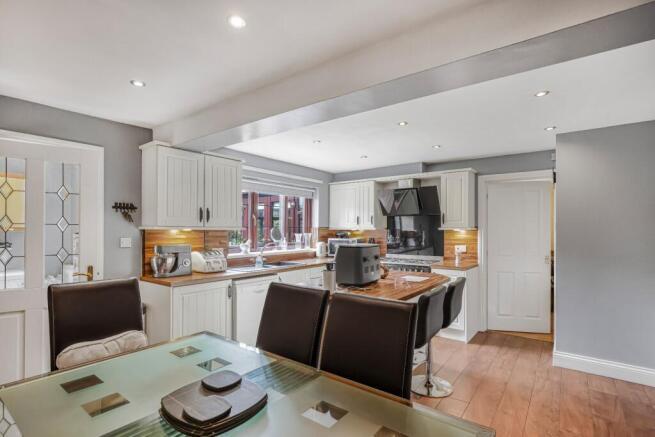 5 bed Detached for sale Image 8