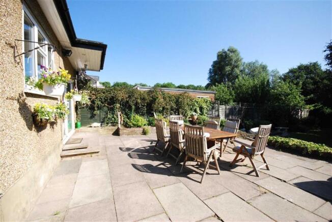 LANDSCAPED REAR GARD