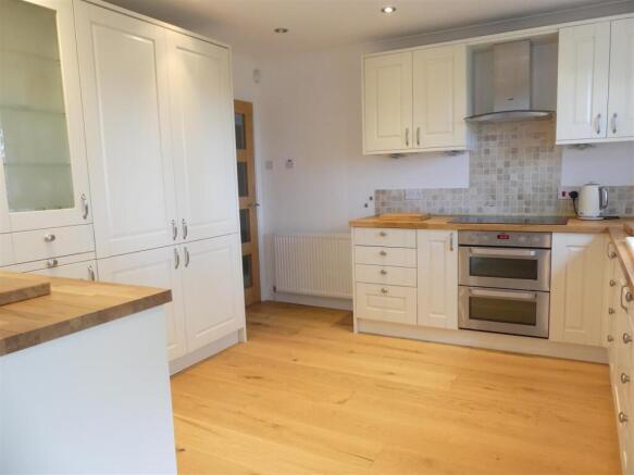 4 bed Detached to rent Image 6