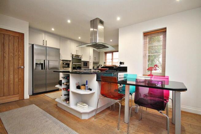 KITCHEN/DINING ROOM