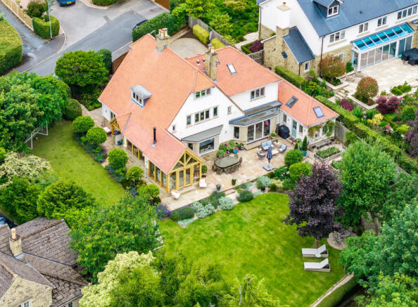 6 bed Detached for sale Image 2