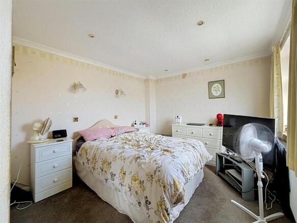 4 bed Detached for sale Image 8